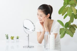 肌に合う有効成分を試して美白化粧品を選ぶ女性